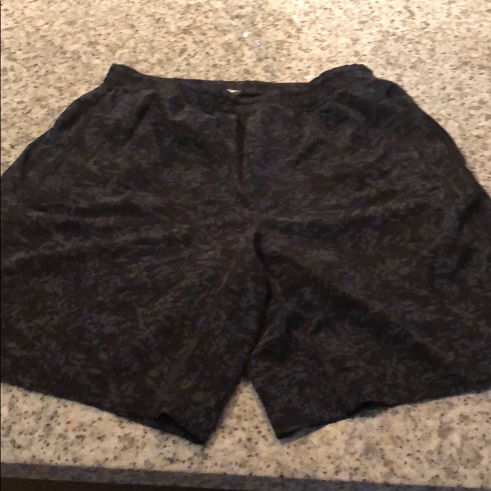 LuLuLemon - Black/Gray Partterned - Shorts - Large